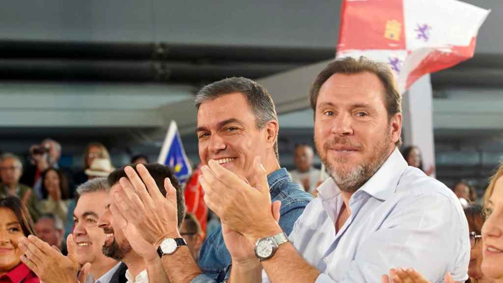 Óscar Puente junto a Pedro Sánchez en el mitin en Valladolid