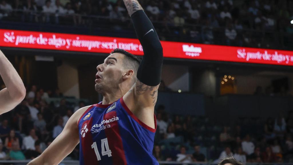 Musa intenta lanzar a canasta ante Willy Hernangómez