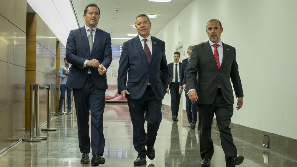 Carlos Velázquez, Emiliano García-Page y Pablo Bellido, de izquierda a derecha, a su llegada al acto institucional.