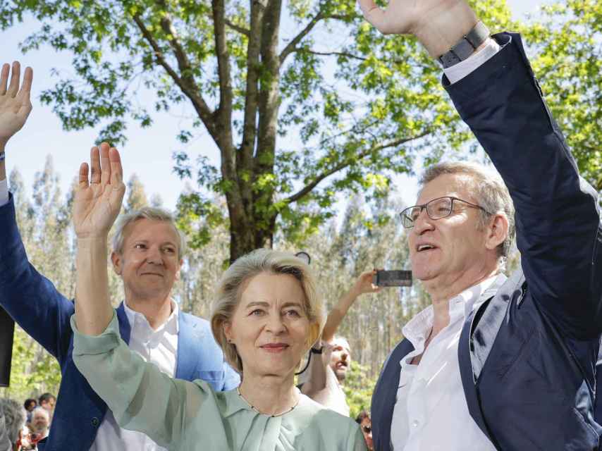 Alfonso Rueda, Ursula von der Leyen y Alberto Núñez Feijóo, el pasado domingo en la tradicional Romería de O Pino, en Galicia.