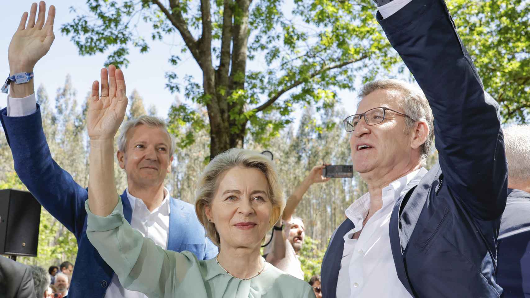 Alfonso Rueda, Ursula von der Leyen y Alberto Núñez Feijóo, este domingo en la tradicional Romería de O Pino, en Galicia.