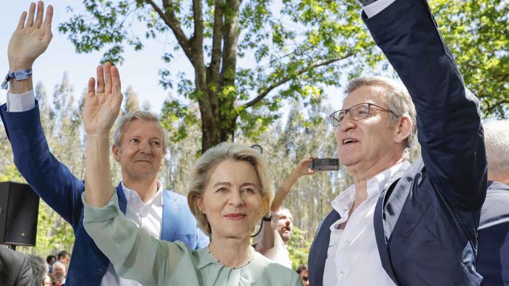 Alfonso Rueda, Ursula von der Leyen y Alberto Núñez Feijóo, este domingo en la tradicional Romería de O Pino, en Galicia.