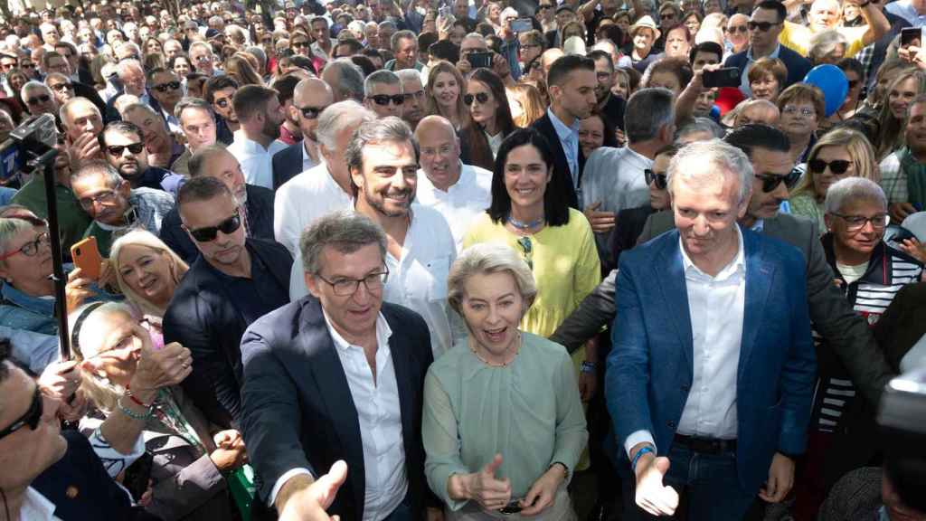 El presidente del PP nacional, Alberto Núñez Feijóo, la presidenta de la CE, Ursula Von der leyen y el presidente de la Xunta, Alfonso Rueda, a 1 de junio de 2024.