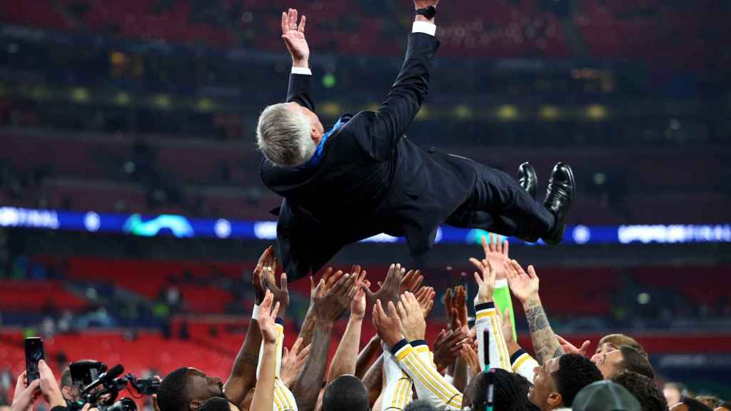 Carlo Ancelotti, siendo manteado por los jugadores del Real Madrid en Wembley