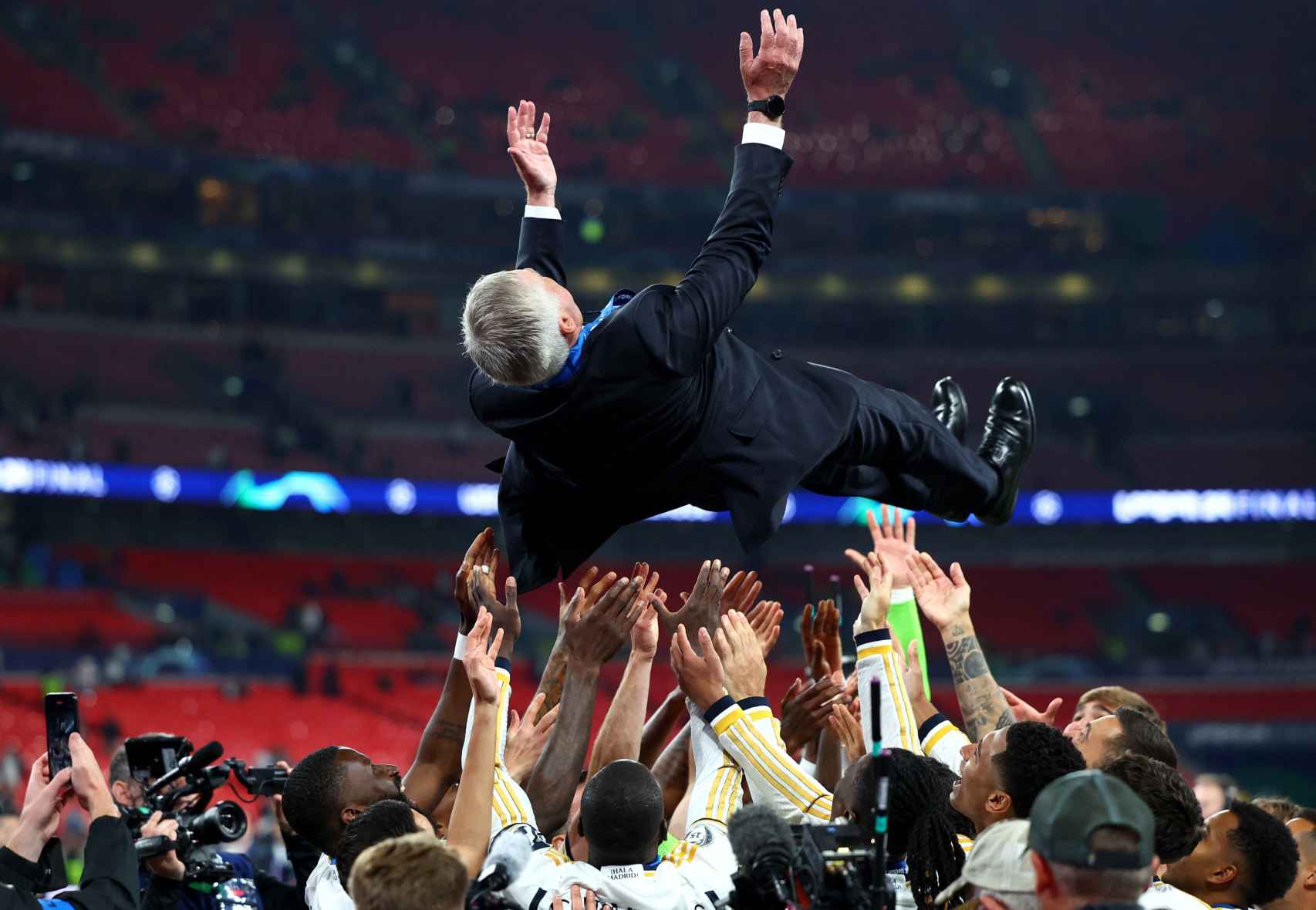 Carlo Ancelotti, siendo manteado por los jugadores del Real Madrid en Wembley
