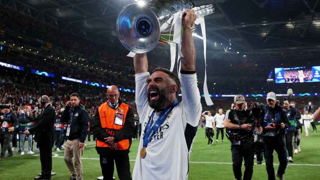 Dani Carvajal levanta la Copa de Europa en Wembley ante la afición del Real Madrid.