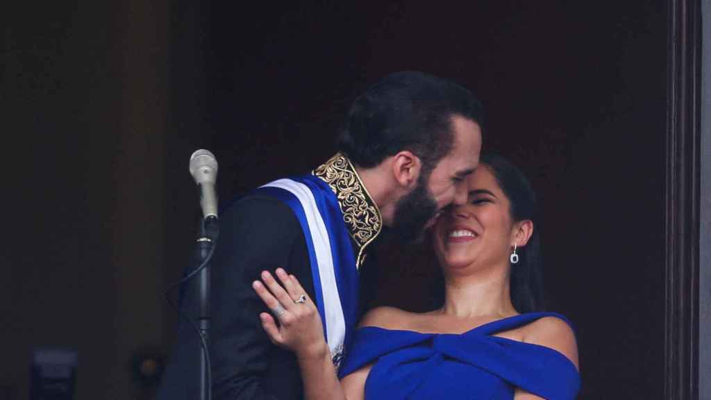 Bukele besa a su mujer Gabriela en el balcón desde el que se dirigió al pueblo salvadoreño