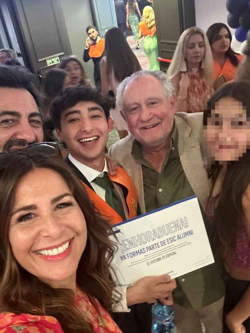 Juan del Val Roca junto a sus padres, su abuelo Alfredo y su hermana Olivia, menor de edad.