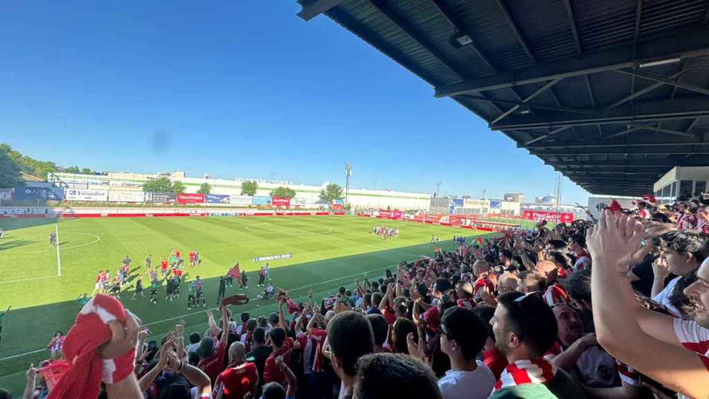 Aficionados celebrando el ascenso