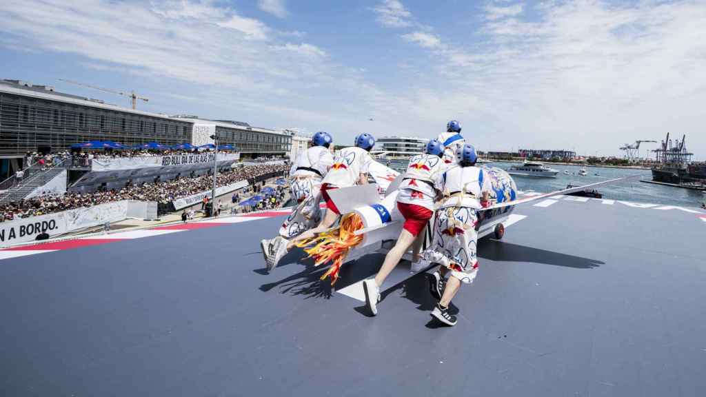 Equipo competidor en Red Bull Día de las Alas, en la Marina de Valencia. EE