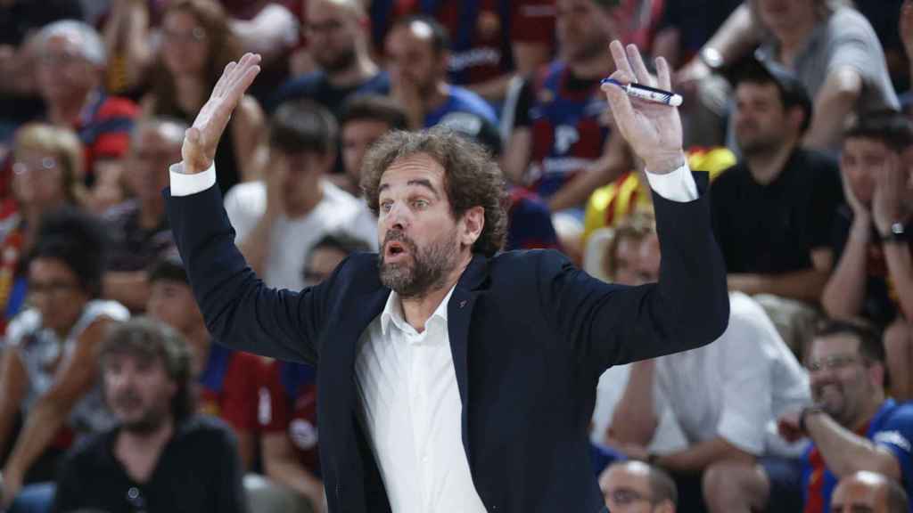 Roger Grimau da instrucciones desde la banda.