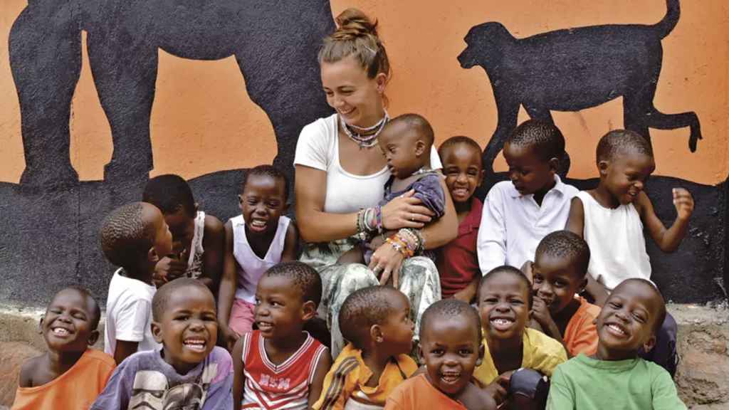 La coordinadora del orfanato de Babies Uganda y sus niños en Kikaya.