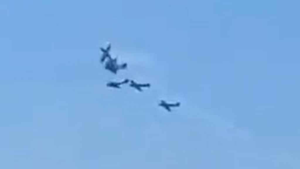 Chocan varios aviones en un festival aéreo en Portugal.