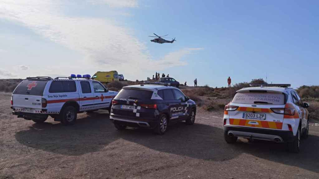 El dispositivo de búsqueda desplegado este domingo en la playa de Percheles en MAzarrón.