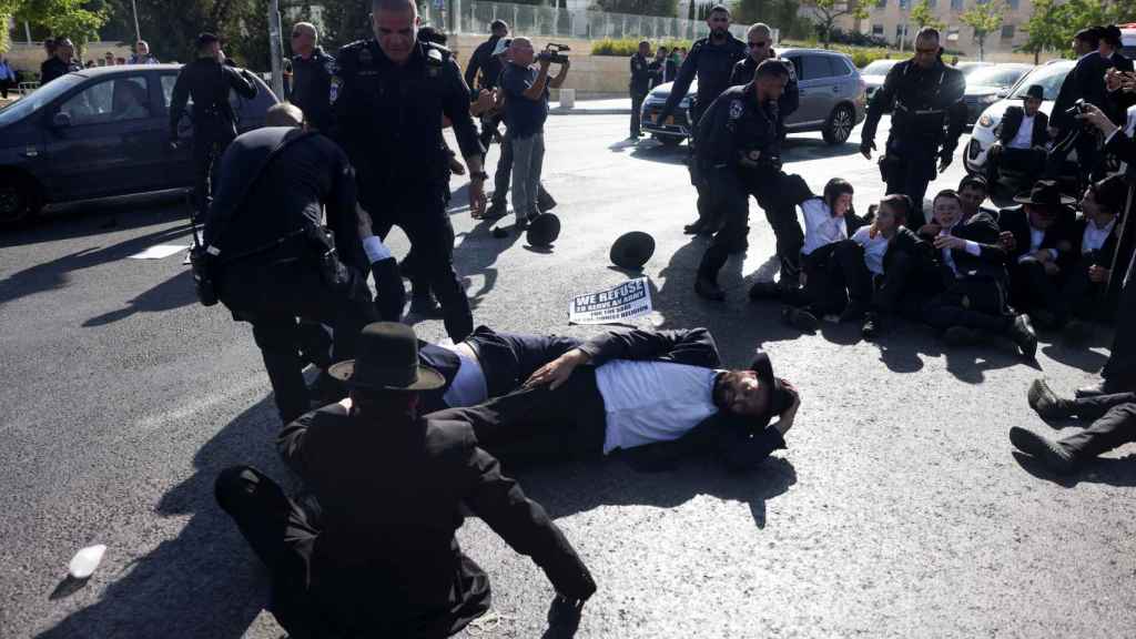 Los judíos ultraortodoxos protestan contra los planes de servicio militar obligatorio.