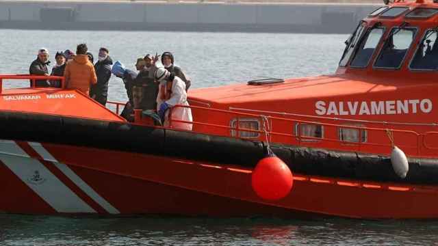 Una patera avistada a unas 25 millas de la costa sur de Alicante, en una imagen de archivo. Efe / Morell