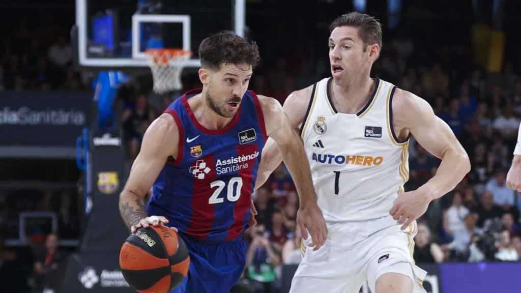 Laprovittola retiene el balón ante Causeur.