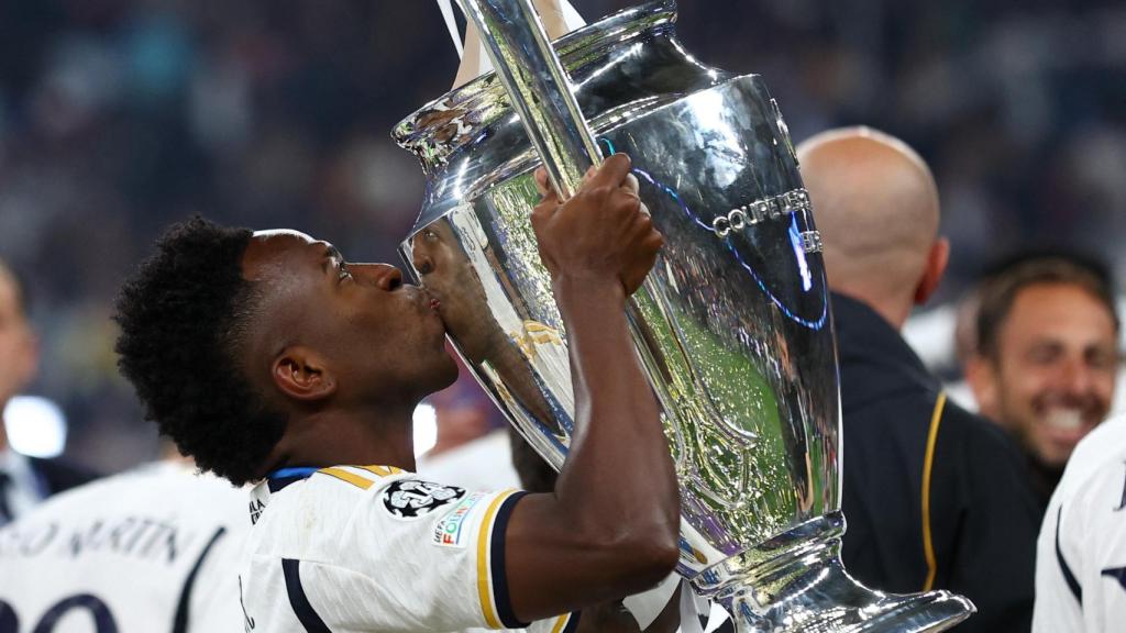 Vinicius Jr besa la Copa de Europa.