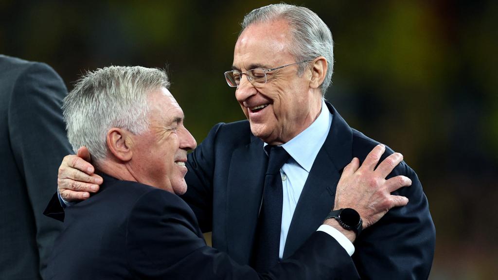 Florentino Pérez abraza a Carlo Ancelotti tras ganar La Decimoquinta