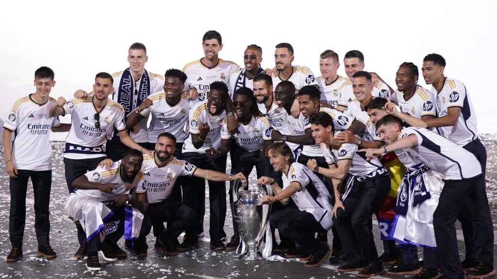Los jugadores del Real Madrid posan con la copa en Cibeles.