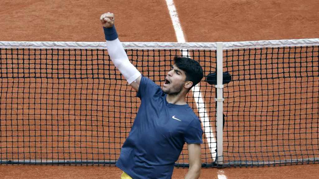 Alcaraz celebra un punto ganado ante Aliassime.