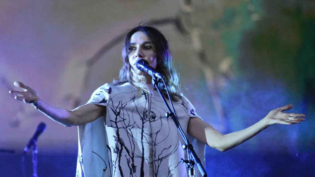 La cantante británica Pj Harvey durante el concierto del Primavera Sound en Barcelona. Foto: EFE/Alejandro García.