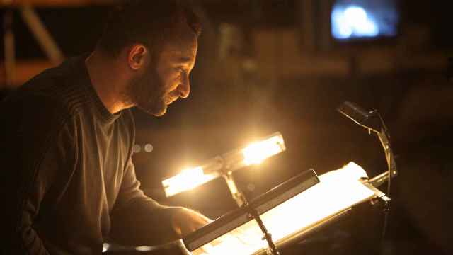 Kirill Petrenko examina una partitura en atriles. Foto: Wilfried Hösl