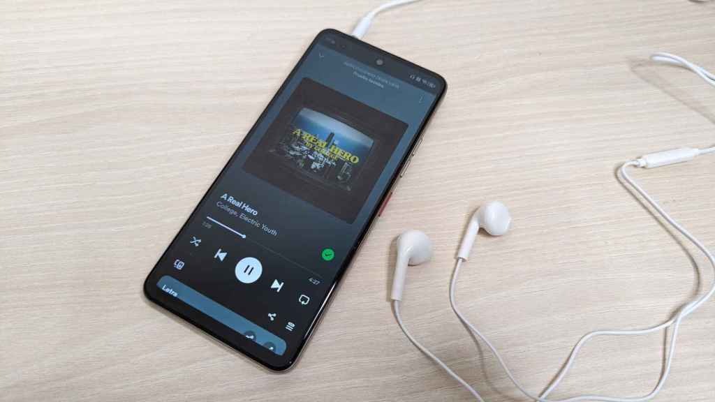 El ZTE Nubia Music incluye dos pares de auriculares con cable