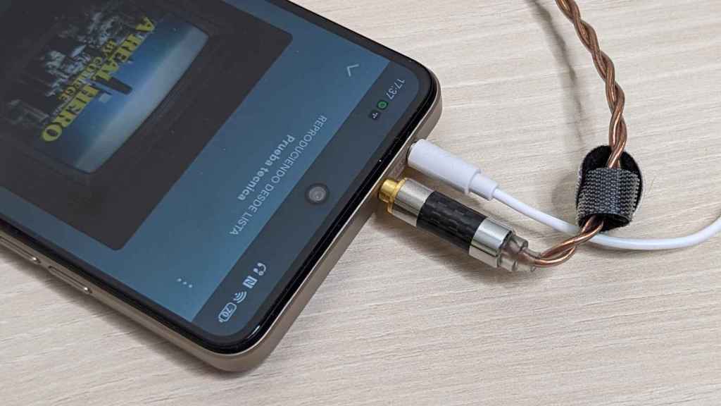 El ZTE Nubia Music permite usar dos pares de auriculares al mismo tiempo