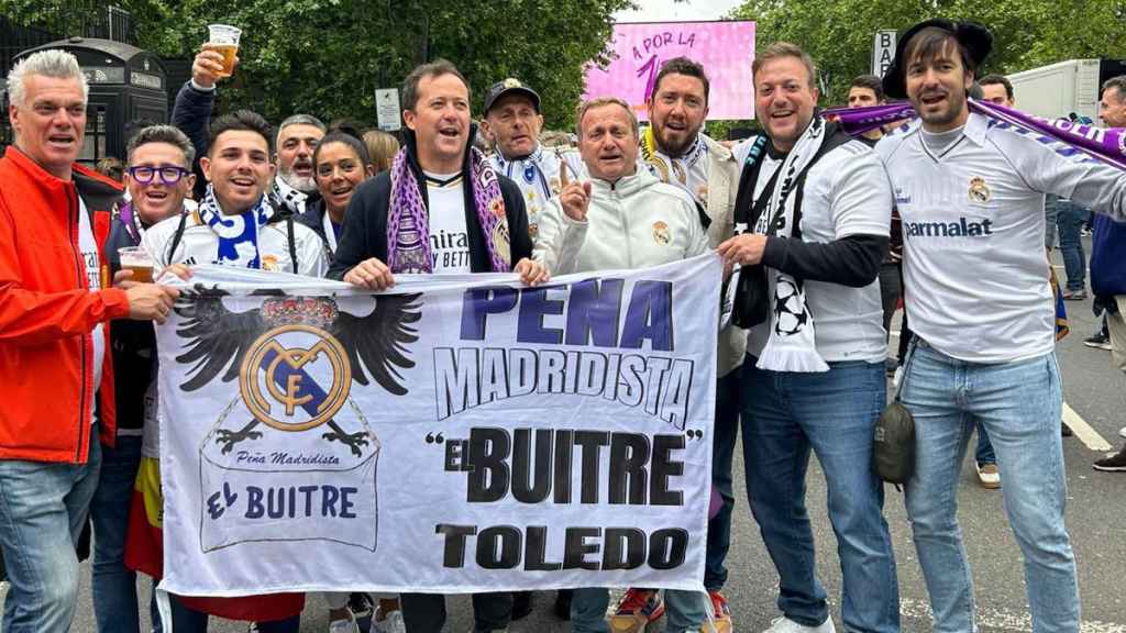 Carlos Velázquez junto a la Peña Madridista 'El Buitre' de Toledo en Londres.