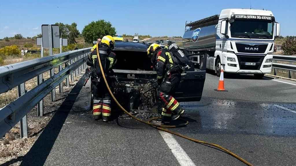 Incendio de un vehículo en la A-5. Foto: CPEIS Toledo.