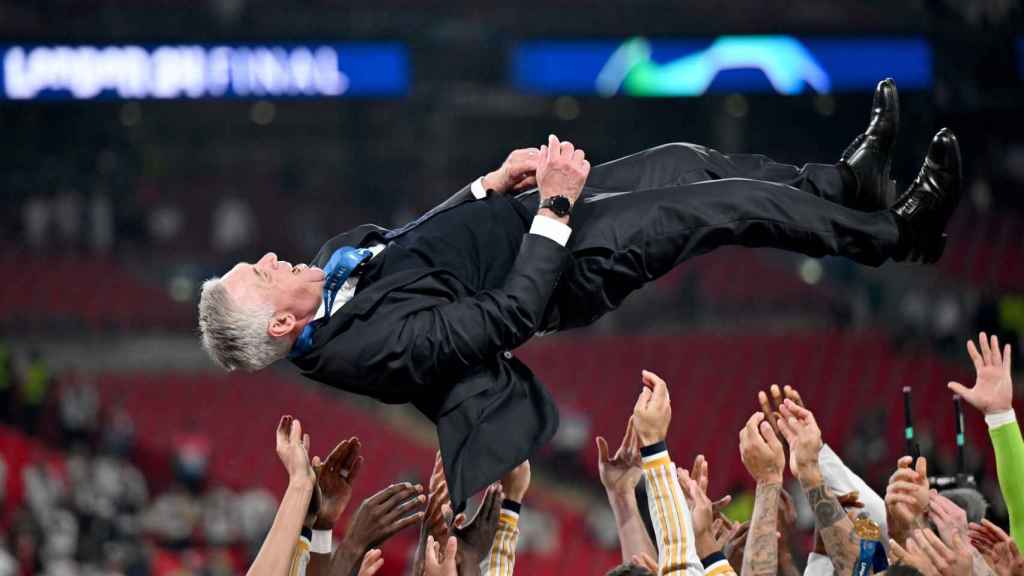 Carlo Ancelotti, manteado por los jugadores