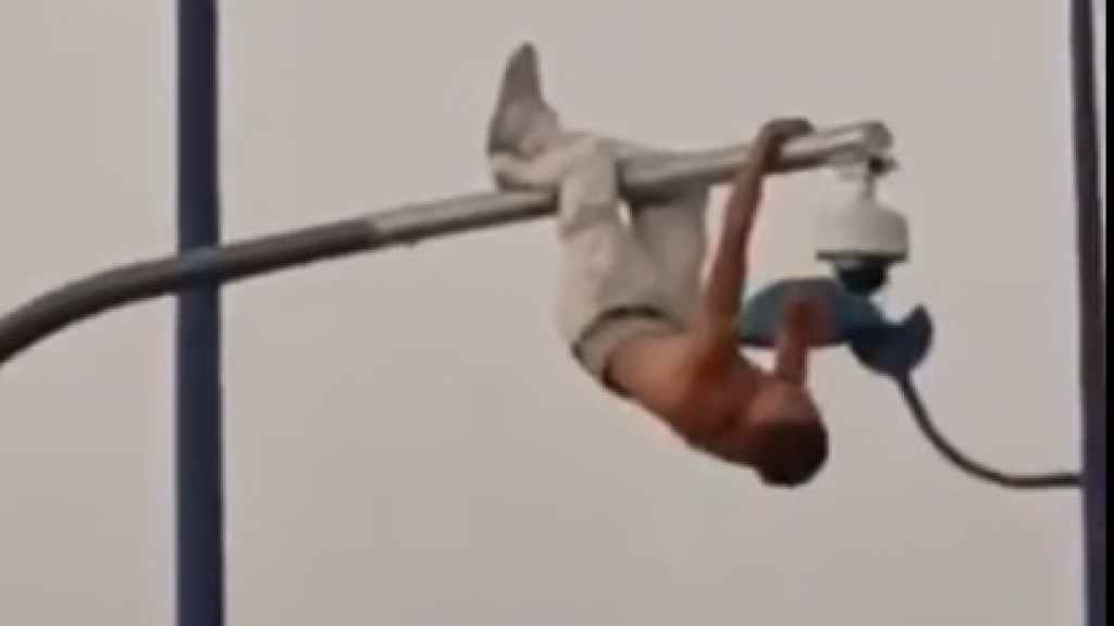 Un joven vandaliza las cámaras de la Cartuja tras escalar varios metros