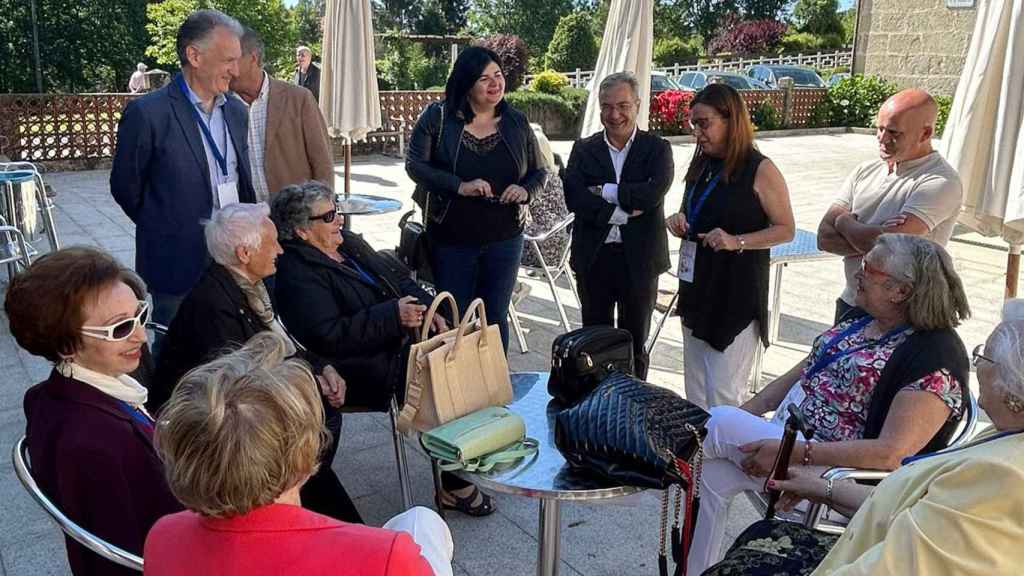 Visita del presidente provincial, Luis Menor, a una residencia de O Carballiño.