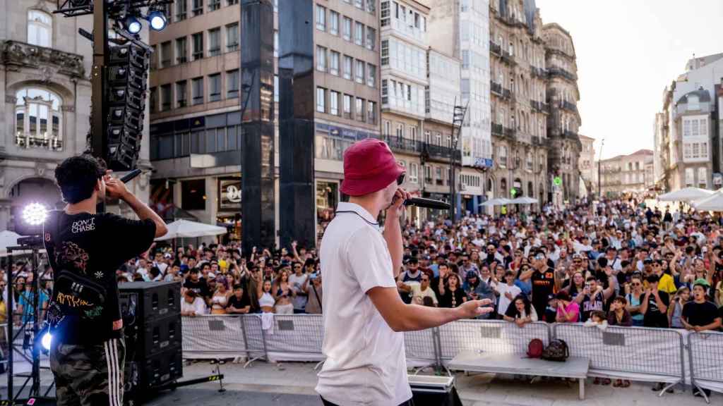 Batallas de gallos en la Puerta del Sol, en Vigo.