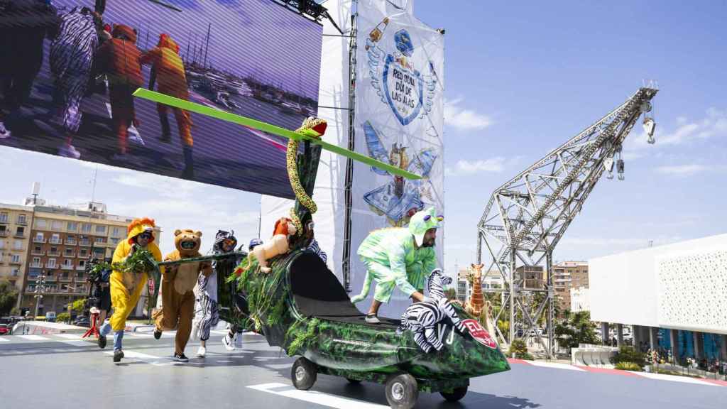 Uno de los equipos participantes en el evento Red Bull Día de las Alas, en la Marina de Valencia. EE