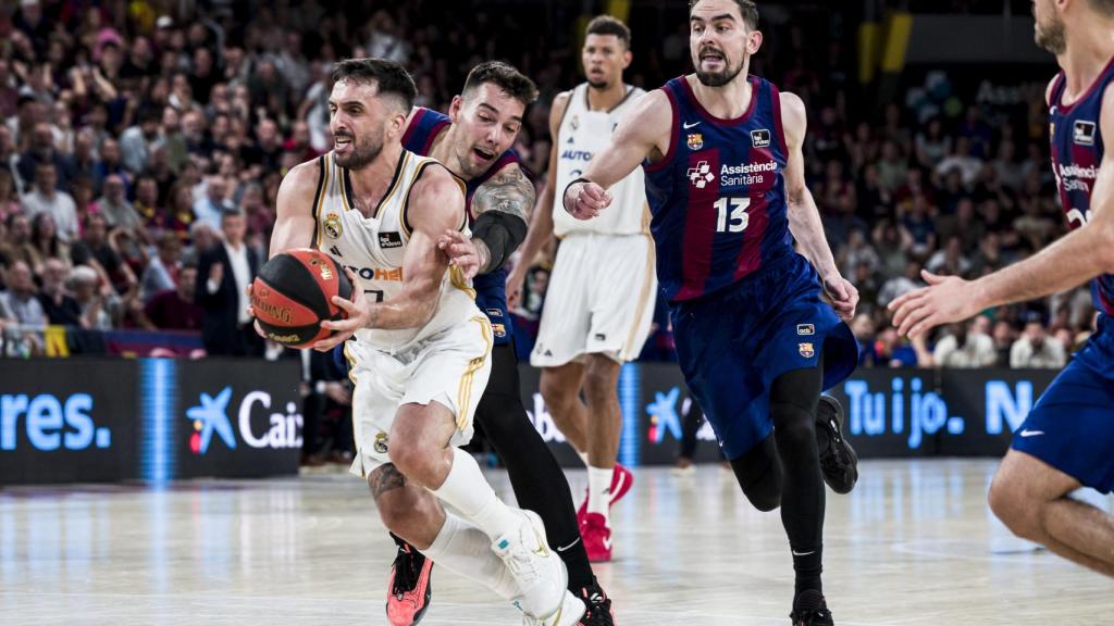 Campazzo se escapa de varios rivales del Barça.