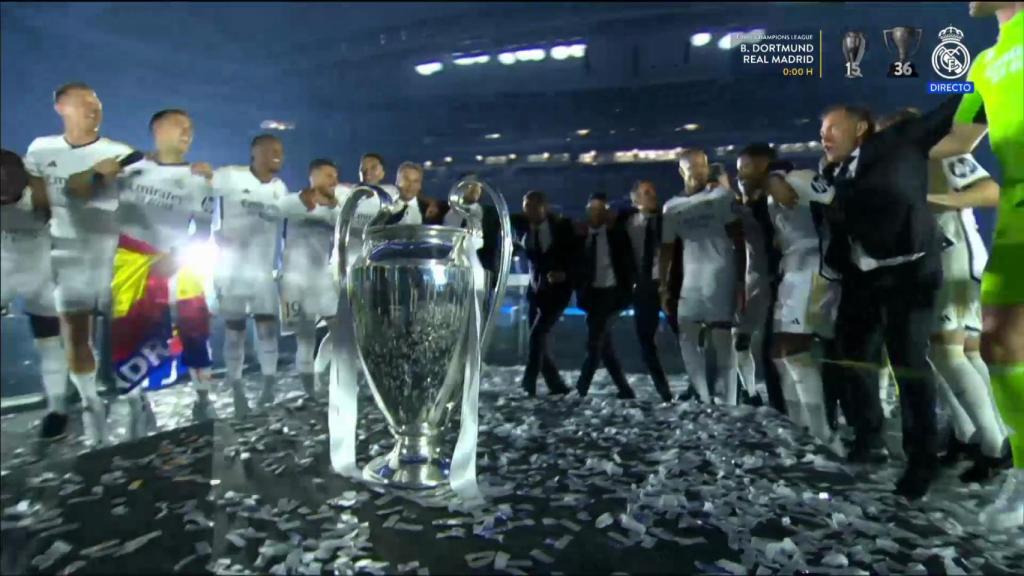 Los jugadores cantan el himno de La Décima.