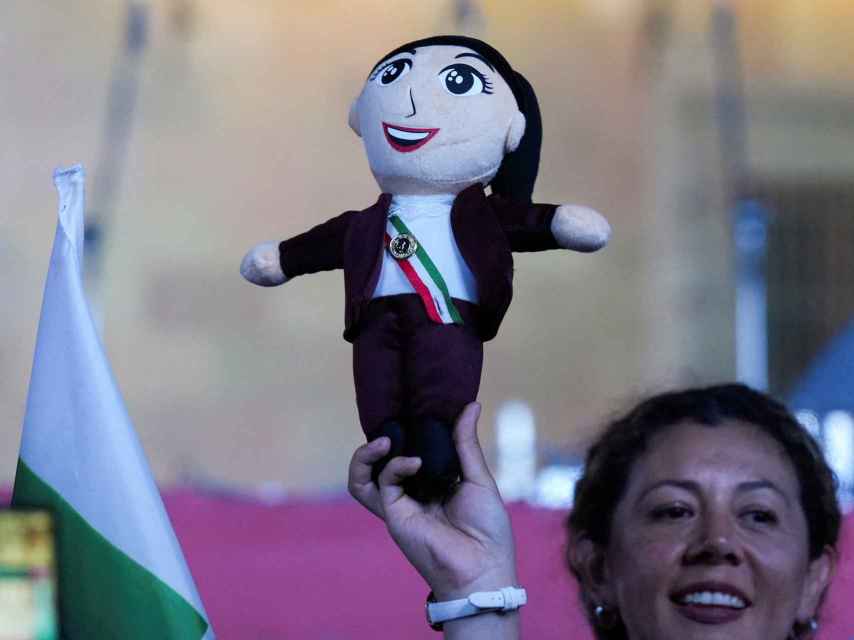 Un simpatizante de Sheinbaum con un muñeco de la candidata y nueva presidenta de México.