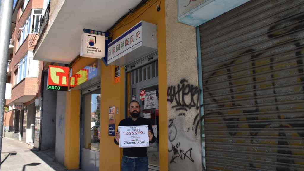 Álvaro Prieto en el exterior de su estanco