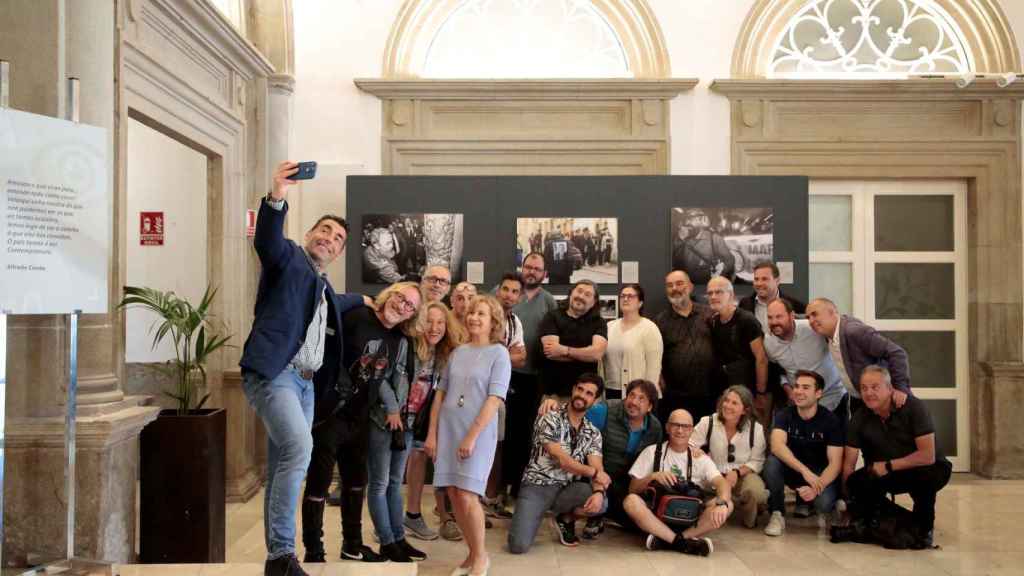 El presidente de la Diputación posa con fotoperiodistas gallegos.