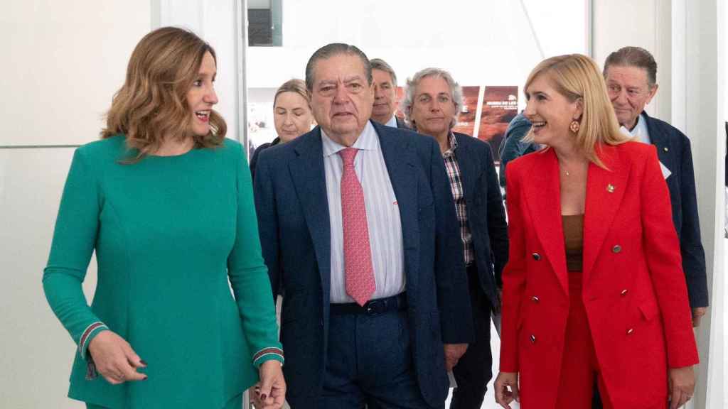 Catalá, Boluda y Pradas en el acto de este lunes por la Albufera. EE