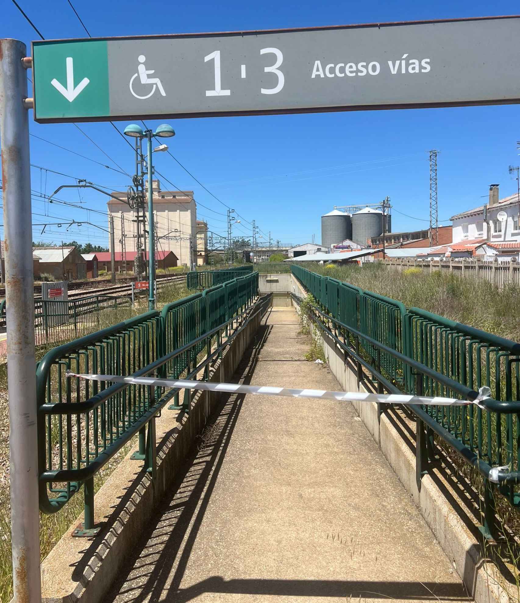 Acceso a la vía cortado por las inundaciones