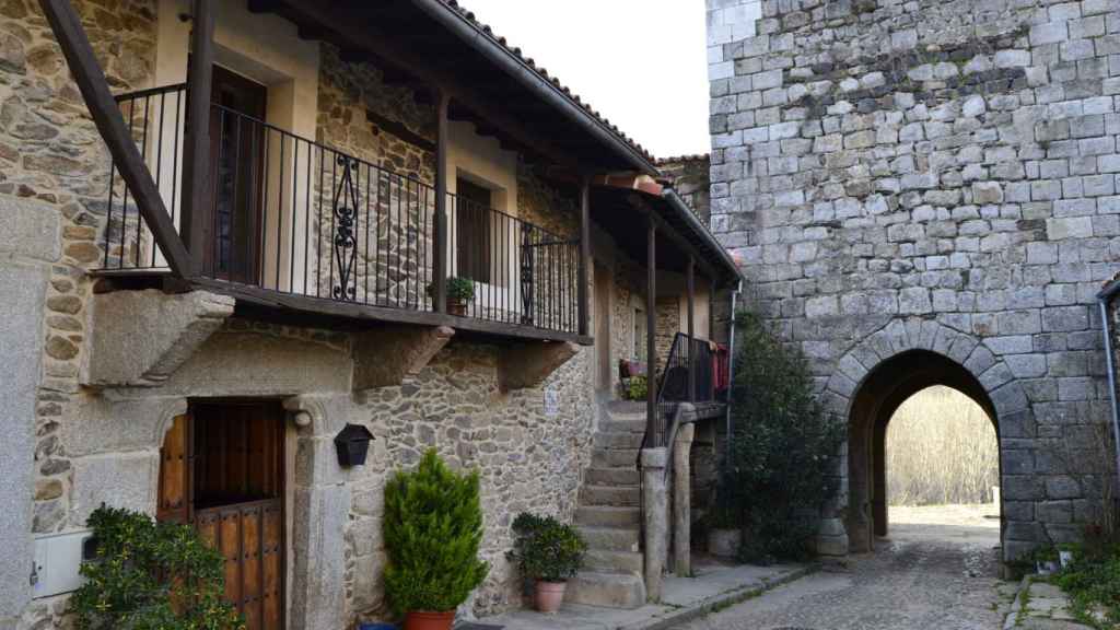 Casa típica y entrada a la fortaleza de Monleón