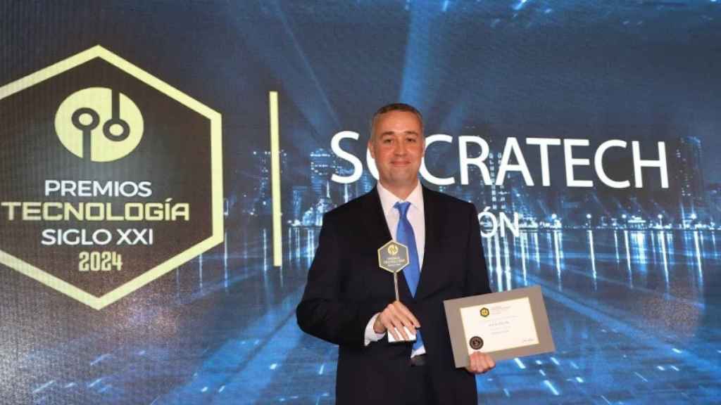 Carlos Yáñez recogiendo el Premio Nacional de Tecnología Siglo XXI.