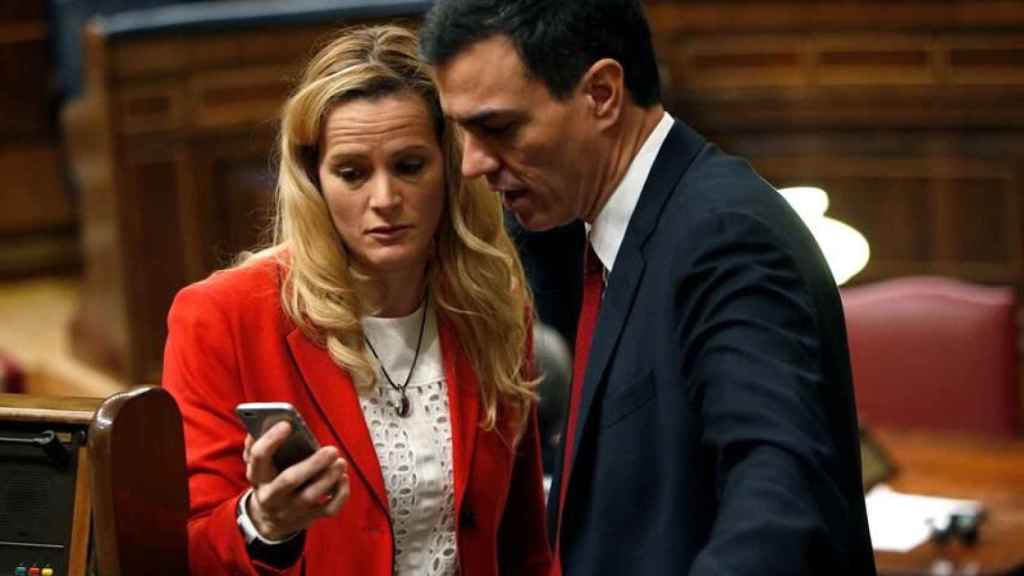 Zaida Cantera junto a Pedro Sánchez en el Congreso en una imagen de archivo