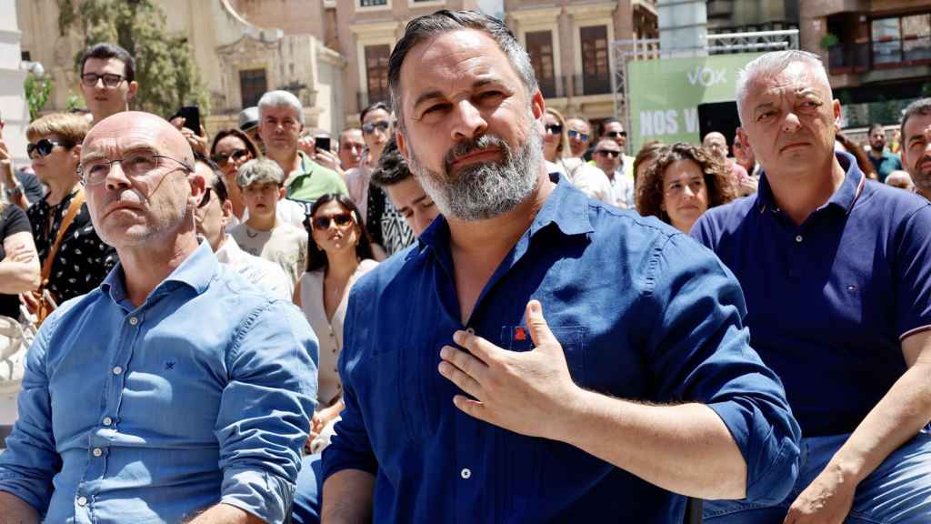 El líder de Vox, Santiago Abascal, y su candidato a las europeas, Jorge Buxadé, el domingo en Murcia.