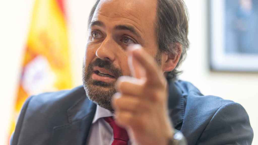 Paco Núñez gesticula durante una de sus respuestas.