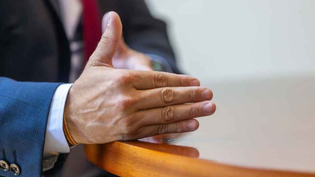 Las manos de Paco Núñez.