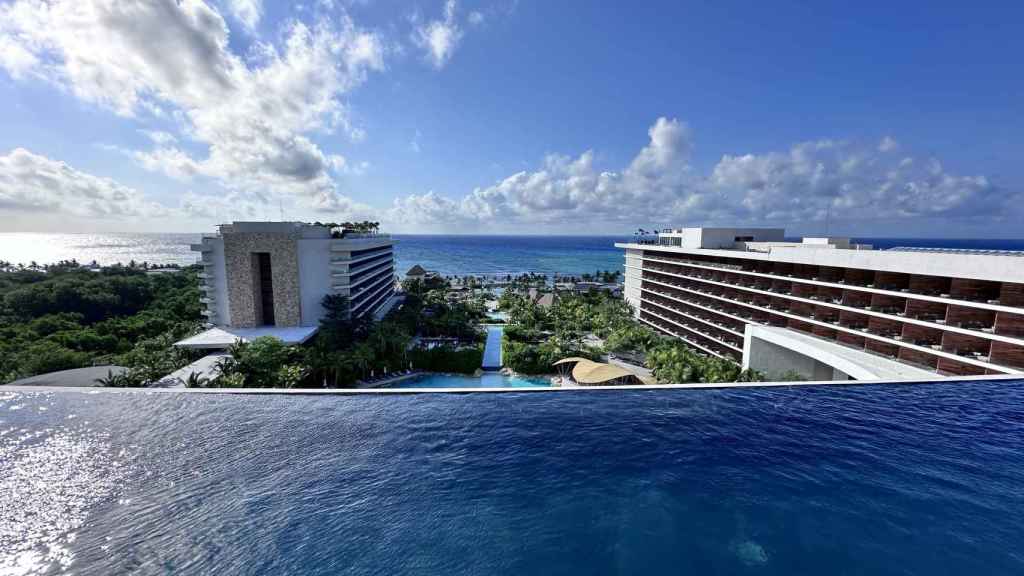 Vista de las piscinas del Secrets Moxché de Playa del Carmen desde la piscina infinita de una de sus azoteas, sólo accesible para clientes 'Prefered'.